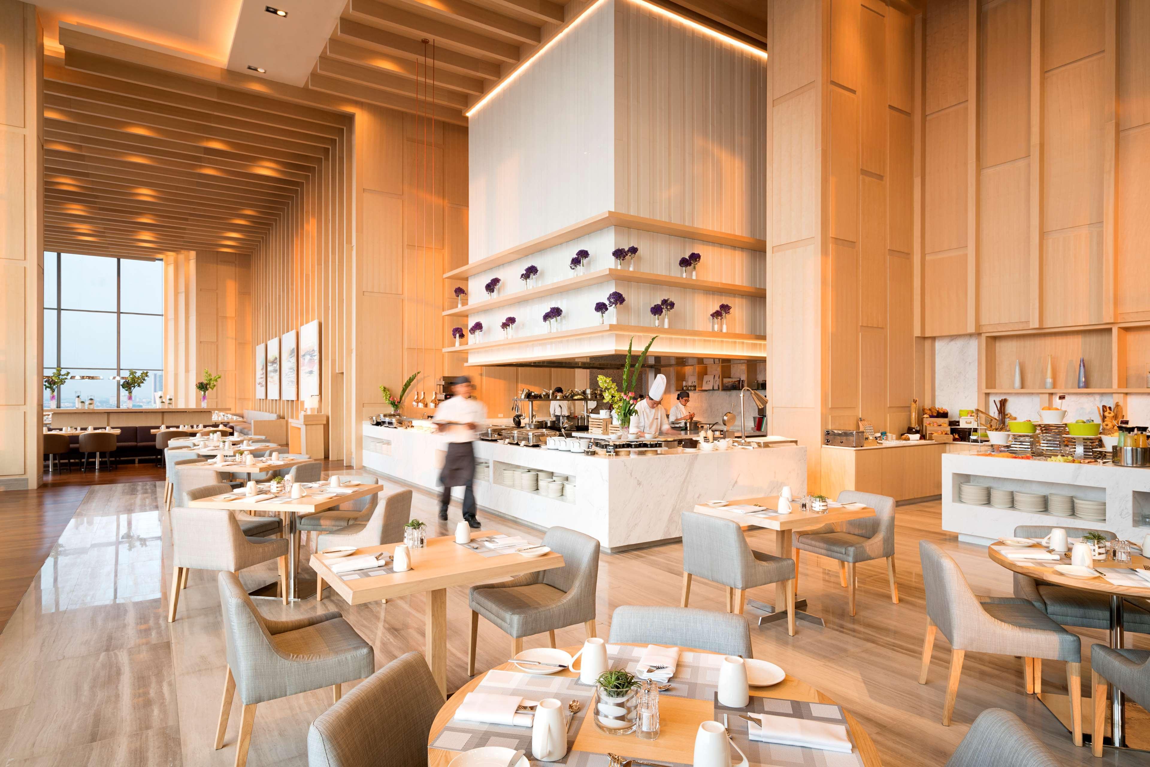 Avani Plus Riverside Bangkok Hotel Екстериор снимка The restaurant