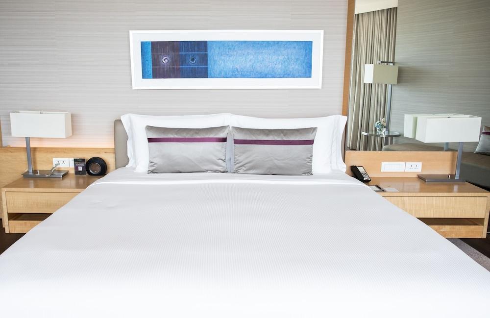 Avani Plus Riverside Bangkok Hotel Екстериор снимка A bed with a white sheet