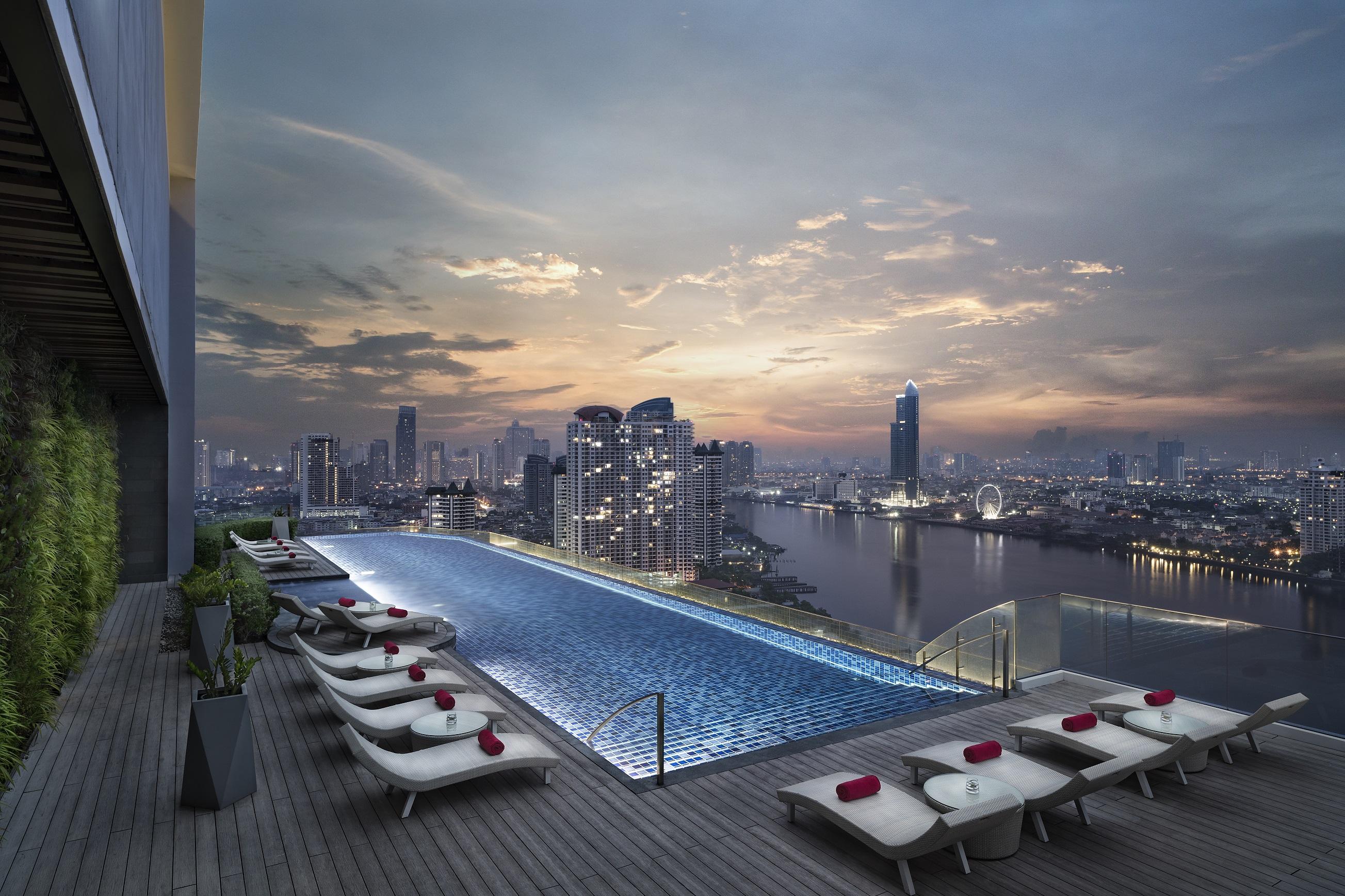 Avani Plus Riverside Bangkok Hotel Екстериор снимка The rooftop pool at U Sathorn