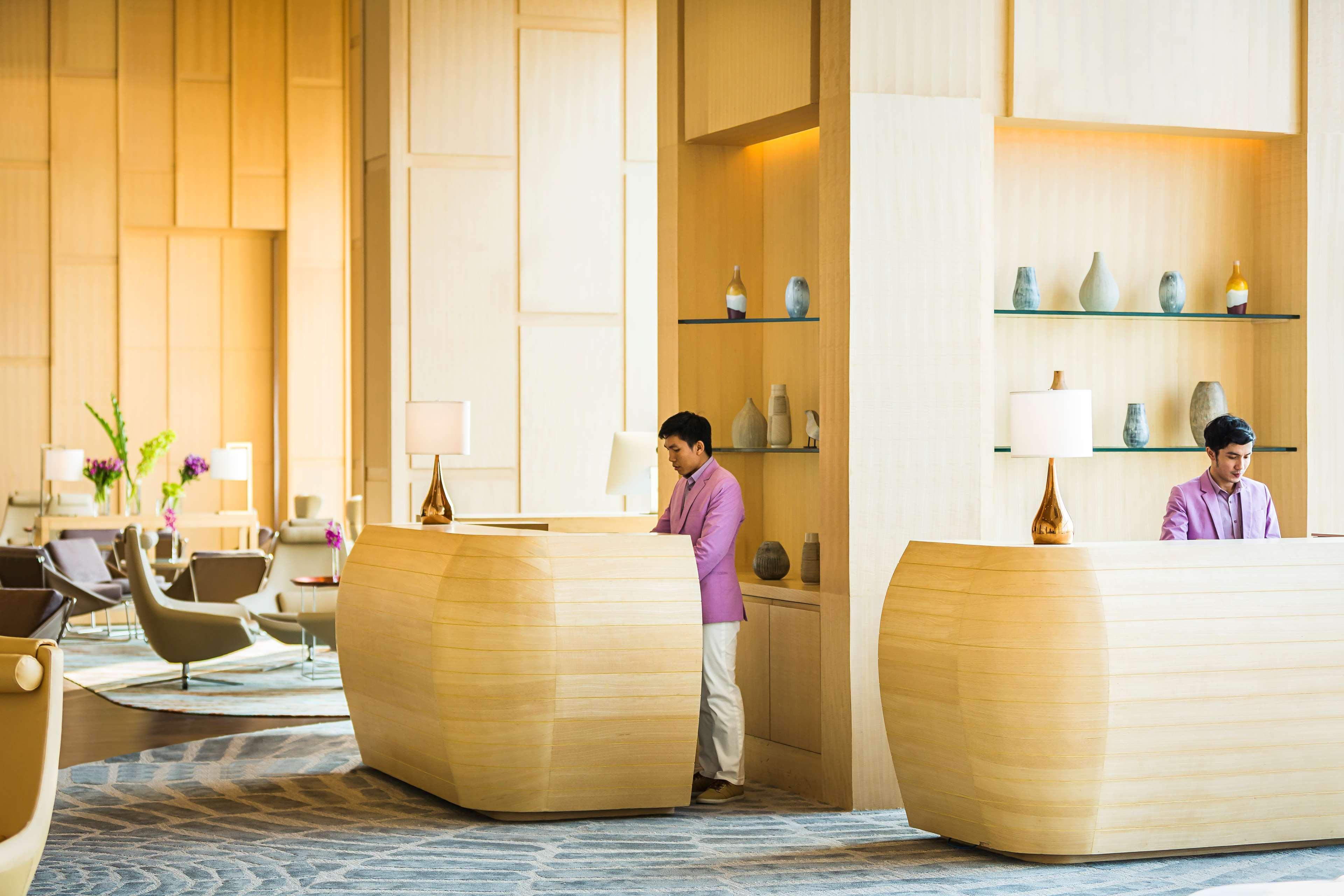Avani Plus Riverside Bangkok Hotel Екстериор снимка Concierge at the Concierge Desk