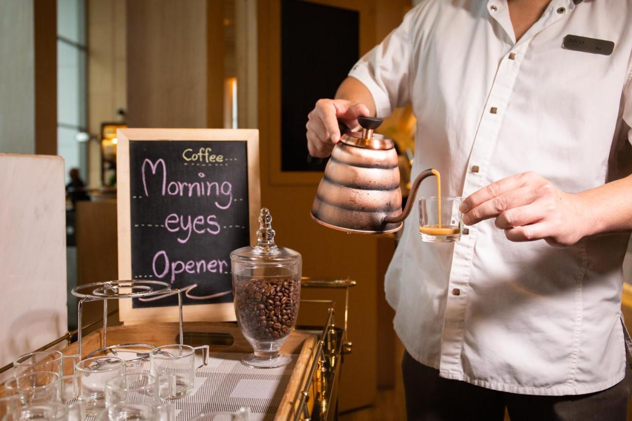 Avani Plus Riverside Bangkok Hotel Екстериор снимка Coffee being served at a coffee shop