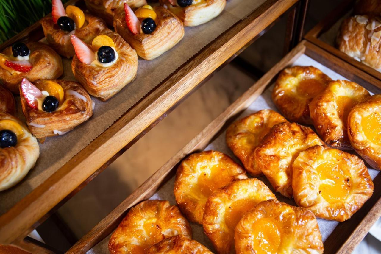 Avani Plus Riverside Bangkok Hotel Екстериор снимка Buns at a bakery