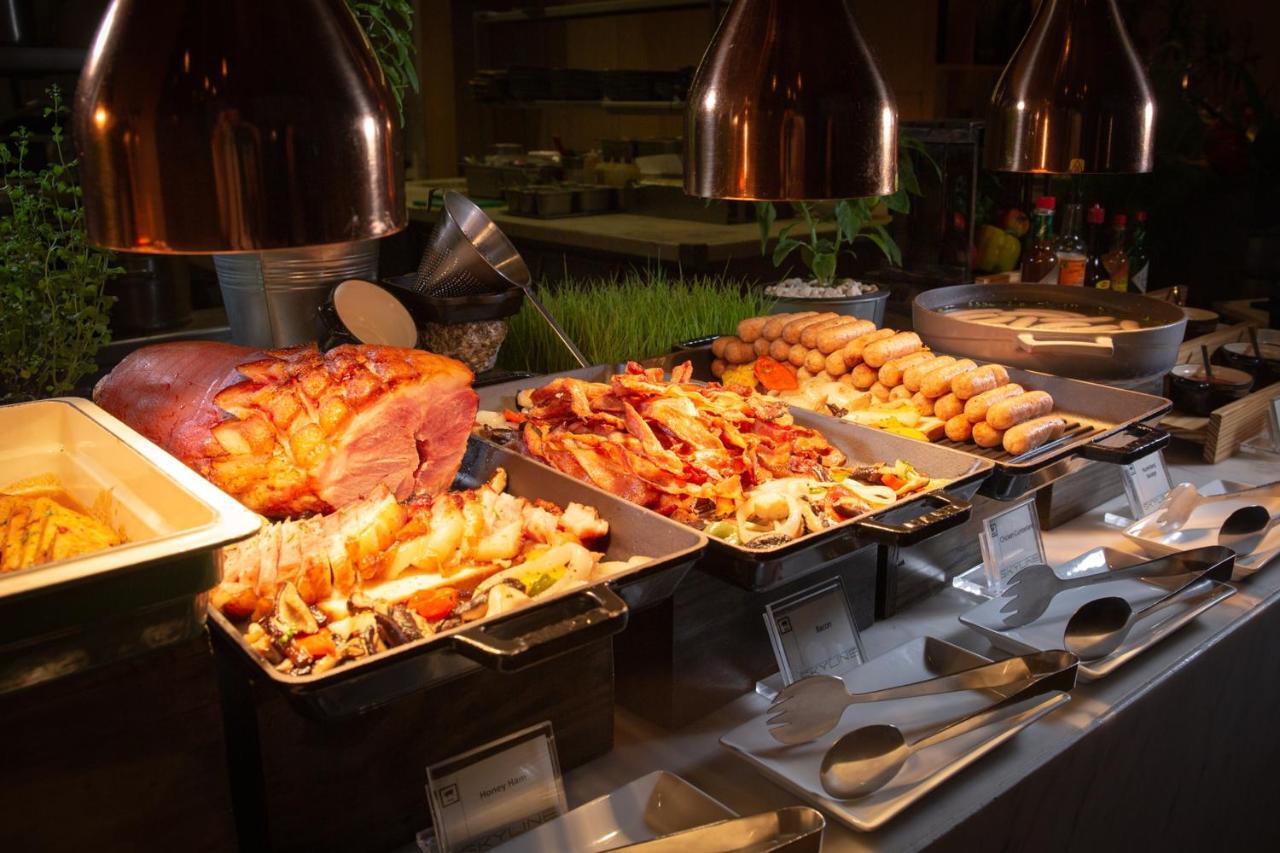 Avani Plus Riverside Bangkok Hotel Екстериор снимка A buffet at a hotel